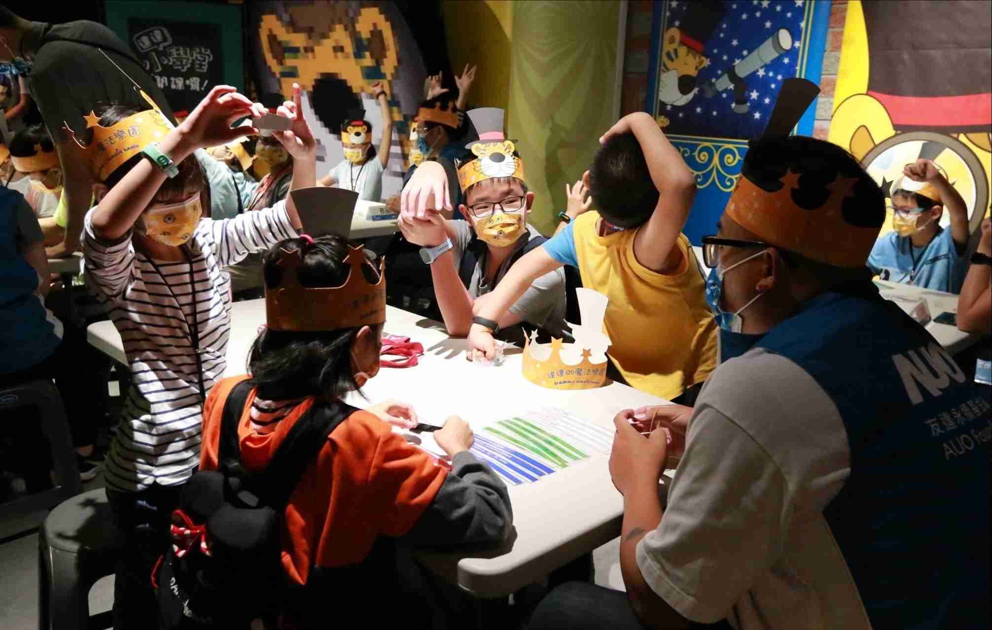 红龙扑克以永续理念推动全人教育计划，，，，内外结盟储备科普教育人才，，，，荣获亚太永续行动奖社会共融面的金奖肯定