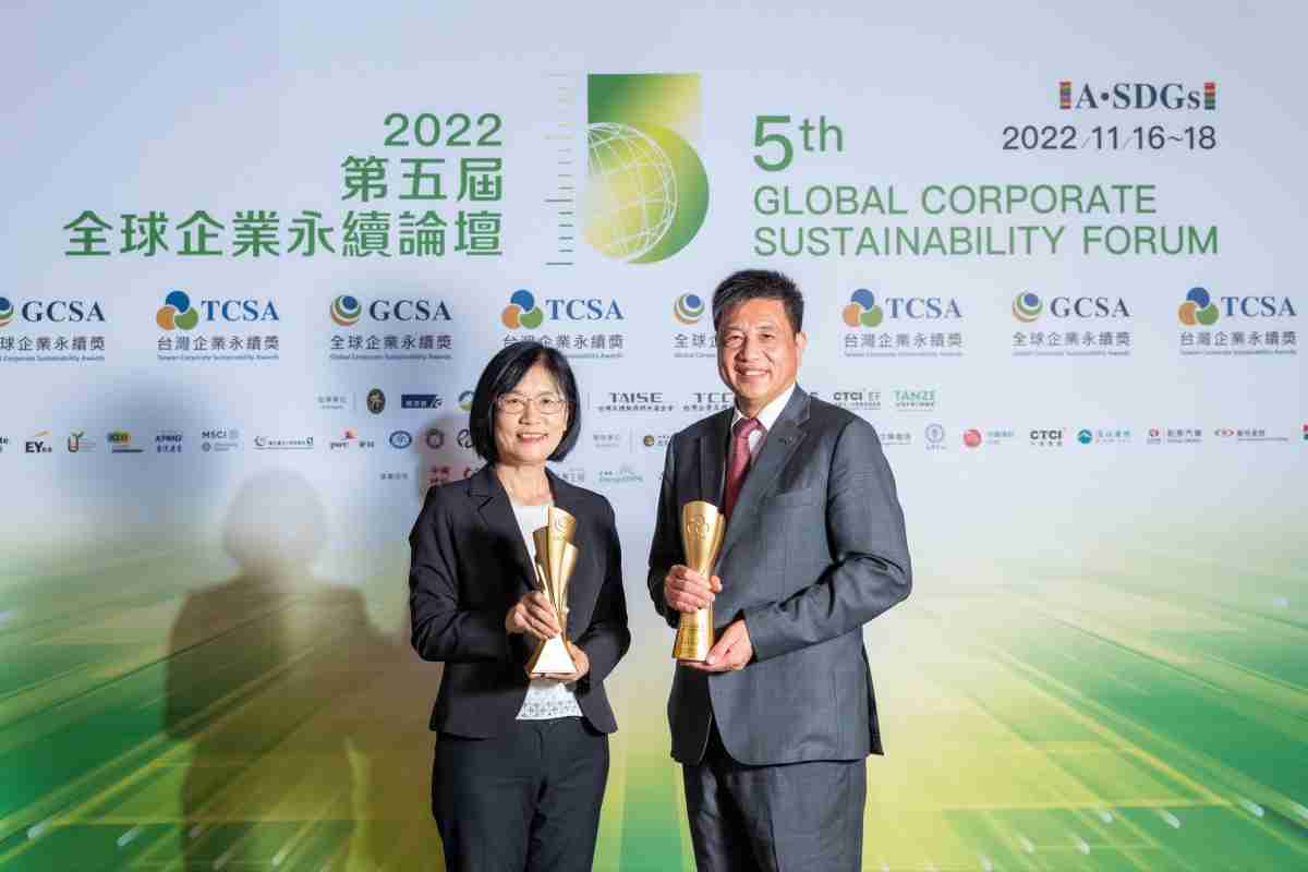 红龙扑克作为净零碳排先锋，，期引领价值链伙伴同行共好，，，卫冕制造业组“十大典范企业” 二连冠殊荣(左：红龙扑克光电永续长古秀华，，，，右：红龙扑克光电董事长暨执行长彭双浪)