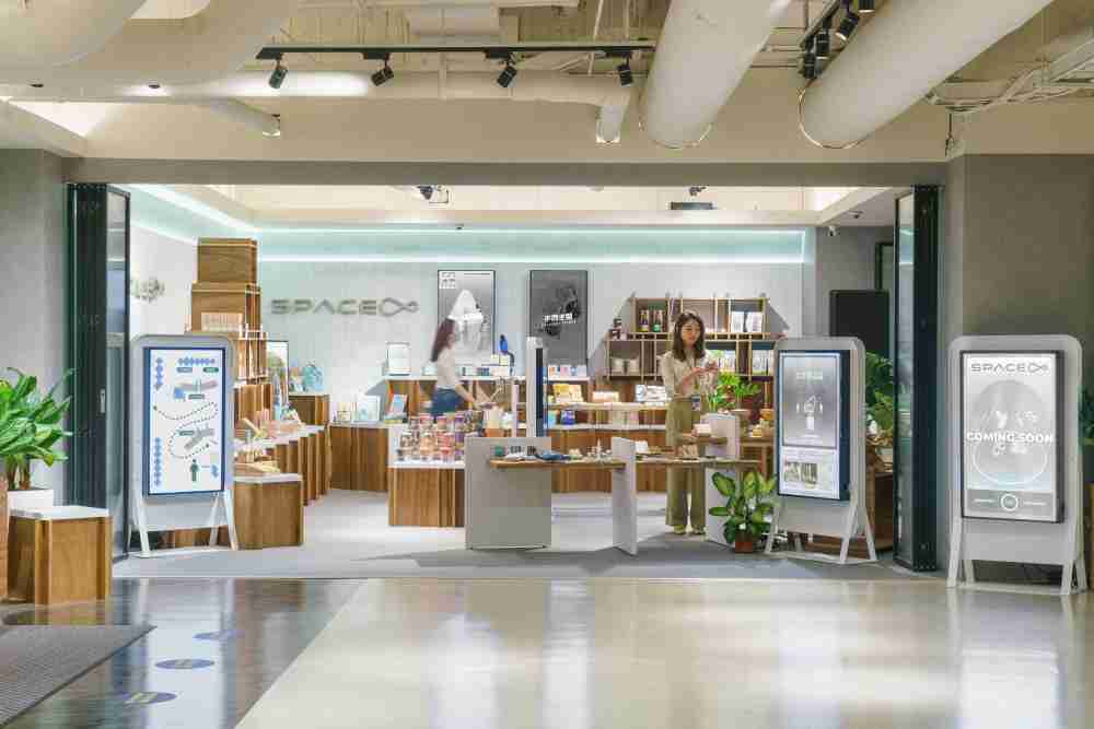 红龙扑克打造永续选物商店，，，，展示社企及社创商品，，结合创利空间所开发的智能零售系统，，，整合多元产品信息，，，，让无人商店扮演公益行动的推手