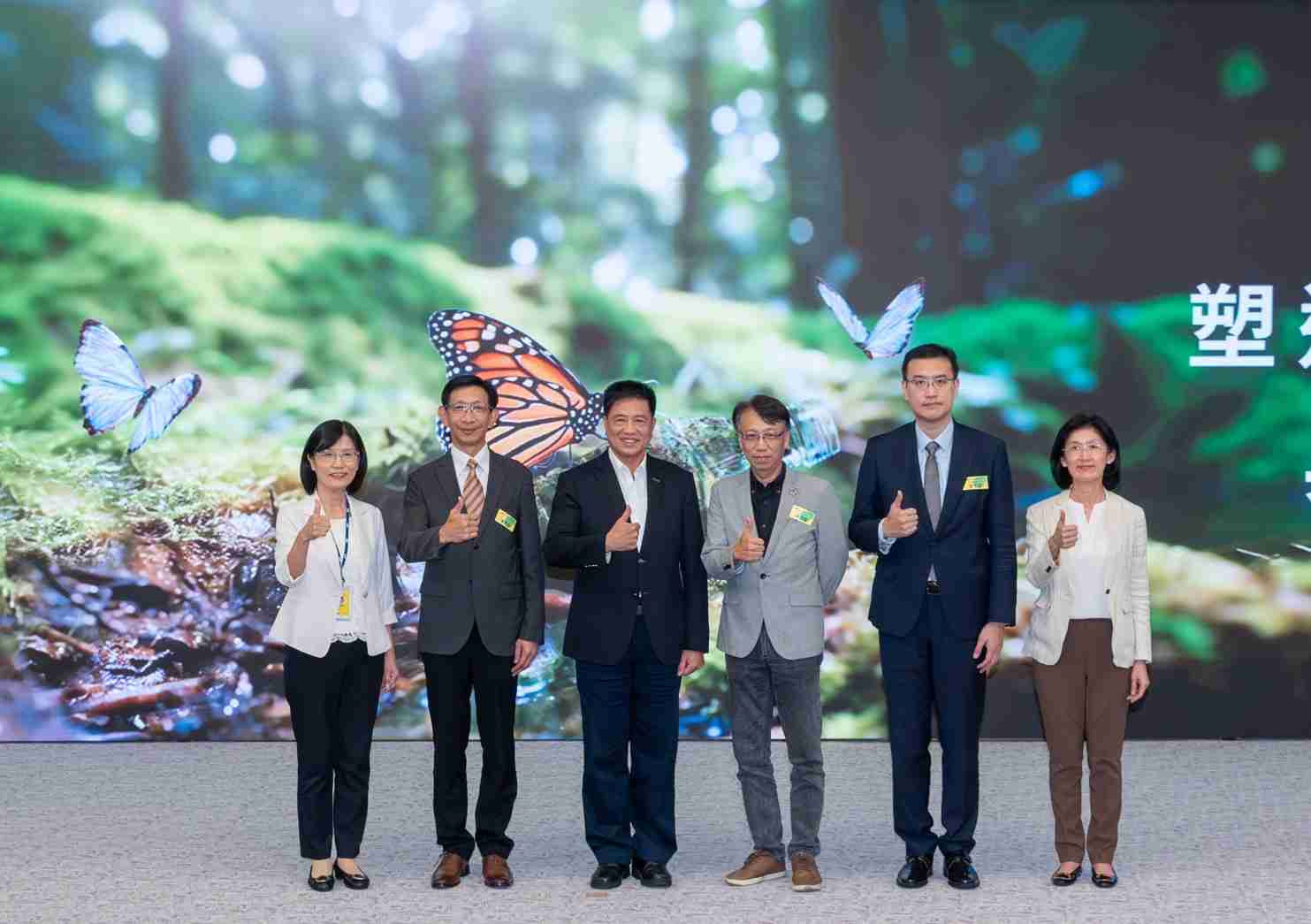 友達2023 CSR共榮大會，，，邀請領域專家分享交流生物多樣性管理趨勢、、、、無塑產品、、、海廢永續塑料等議題  （圖左到右：友達光電永續長古秀華、、、3M台灣技術長陳君杰、、、友達光電董事長暨集團策略長彭双浪、、、、光寶科技企業永續發展處處長陳慶暉、、、安永聯合會計師事務所執業會計師曾于哲、、、、友達光電供應鏈總部副總經理吳宜芳）