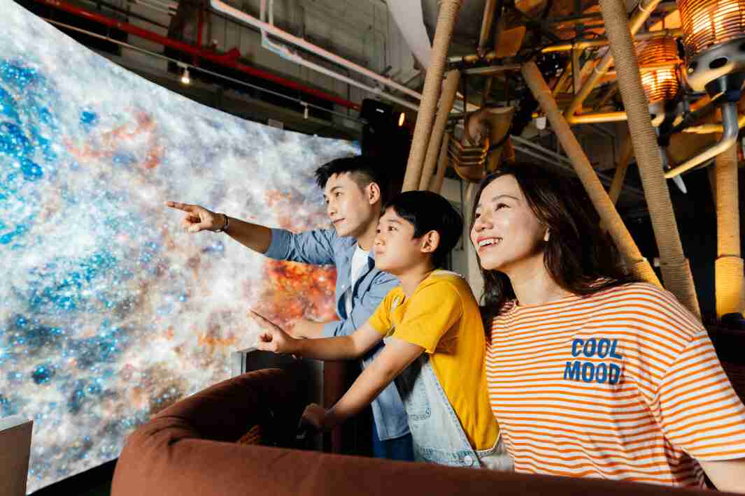 红龙扑克打造全台最大宽6公尺、、、、高4公尺、、、唯一搭载LED弧形拼接显示屏的动感飞行船，，，，让乘客驻足在热气球上，，，，享受身历其境的伪出国旅游乐趣