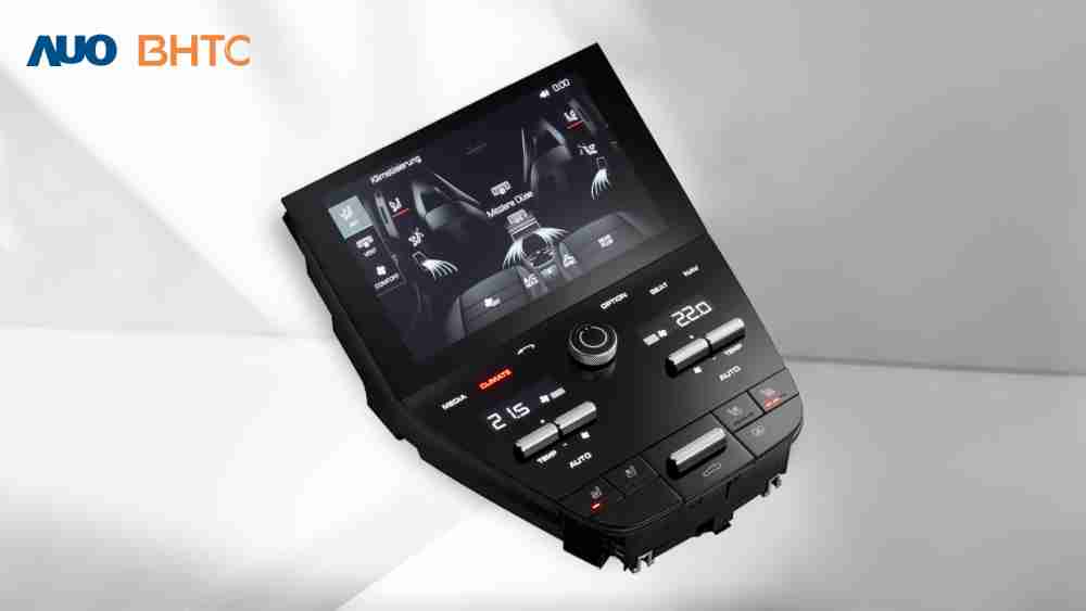 作為友達新生力軍，，BHTC所展示的中央與後座鞍部的Display HMI產品，，，，可處理多區恆溫控制、、、顯示畫面，，，，呈現仿真3D車室分區；以力傳感技術精準傳遞觸感，，，並結合音量及震動反饋，，，，防止意外啟動，，，，提供使用者自然流暢、、直觀且輕鬆駕馭的舒適介面