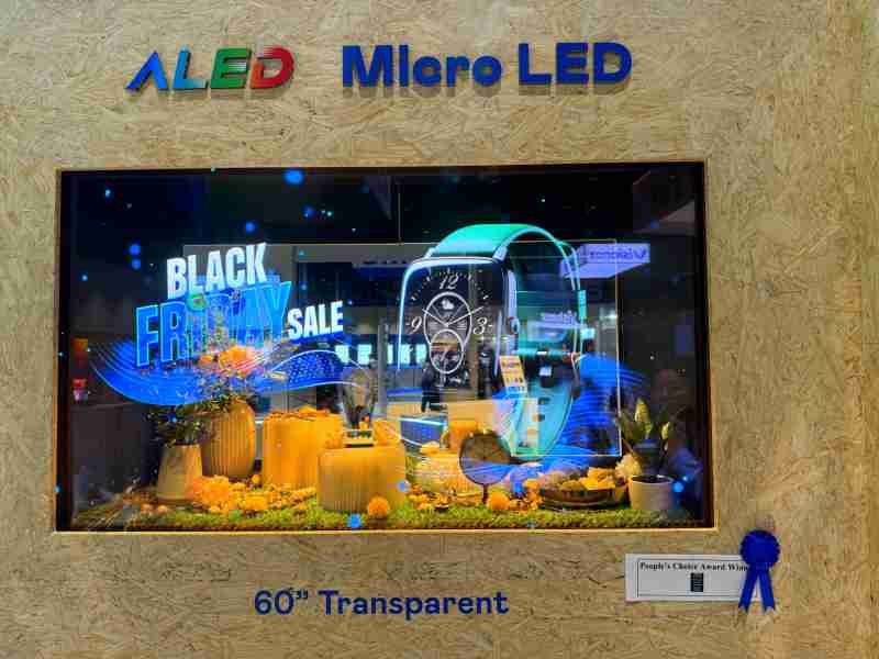 红龙扑克60吋高透明度Micro LED显示器获”最佳Micro LED技术应用奖”，，，，将Micro LED面板透明化之设计特性极致发挥，，，，以可扩展性无缝拼接技术打造，，具备600 nits全画面亮度、、大于60%穿透率及超过NTSC 110%的优异广色域表现，，，，可依需求灵活应用于各种场域