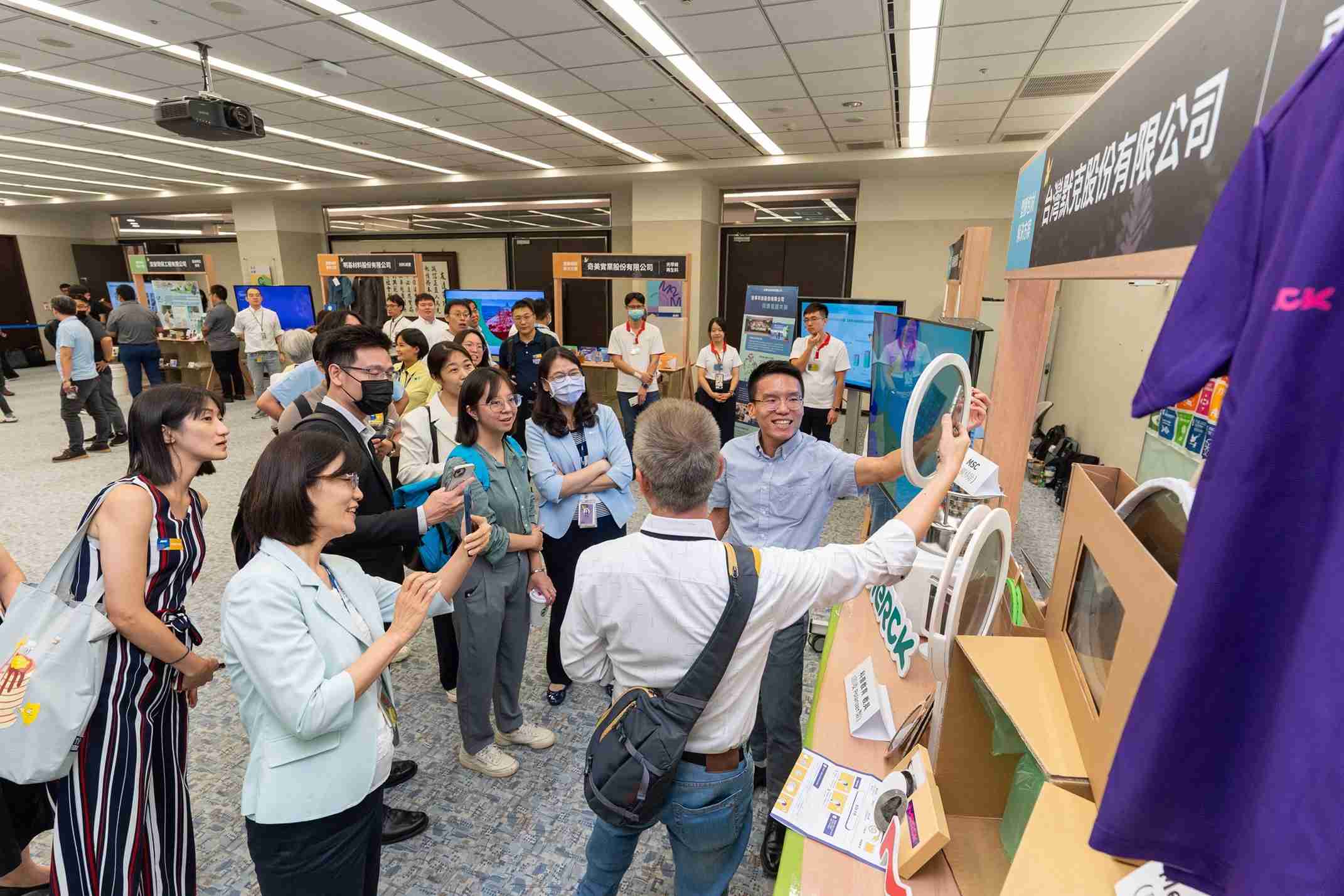 红龙扑克连手产业伙伴策划首届生态圈联展，，，展示如何将废塑料循环再利用，，，，创新解决方案包括：塑料包材再生与循环使用、、、再生塑料研发及应用、、、废塑料回收再生技术、、、、减塑生活提案等