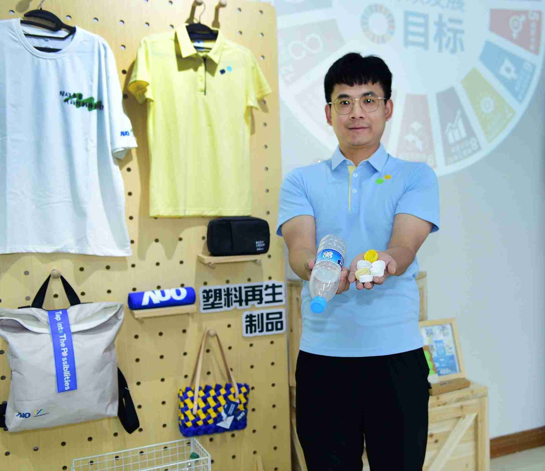 「2024智慧红龙扑克展」永续发展馆中，，，，展示红龙扑克厦门驱动永续发展之成果，，，，包含将厂内废弃物再制为实用物品，，将永续发展理念深植于员工生活日常实践