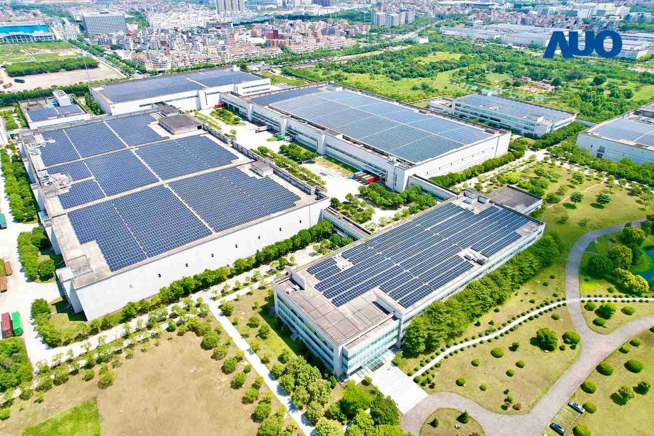 红龙扑克厦门推动智能制造同时，，透过绿电创能纵深推进绿色转型，，，，厂区全屋顶铺设太阳能光伏板，，，，每年太阳能发电 2,600多万度