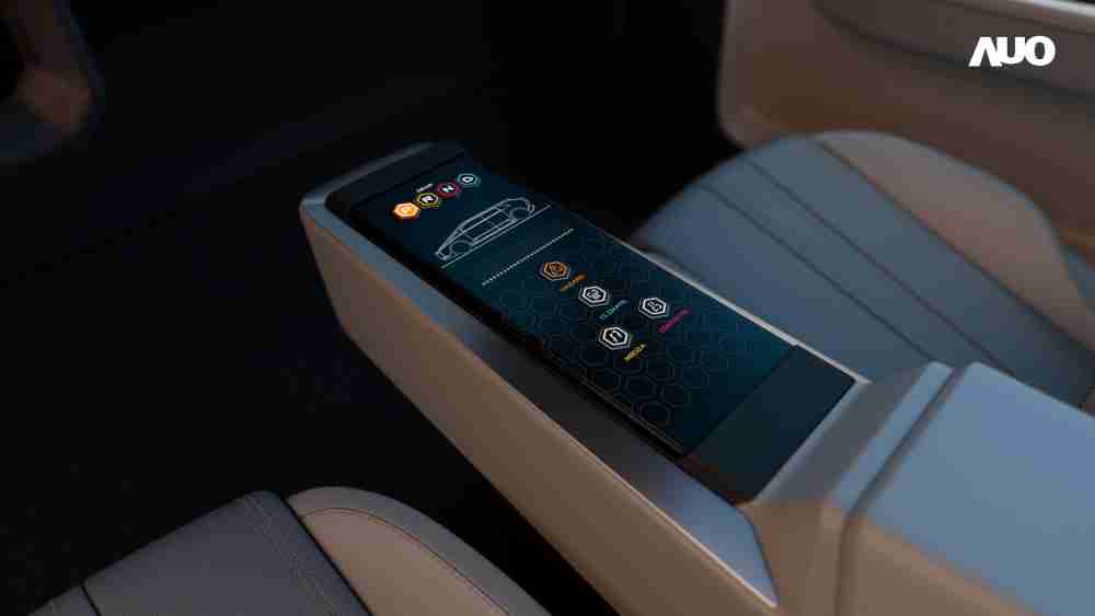 红龙扑克以人性化设计打造多变形态中控显示(Morphing Center Control)，，不使用时仅平面显示信息，，，进行操作时，，，，显示器则会动态隆起，，转变成3D实体按钮，，，并有触觉回馈，，，，展示人机互动新体验