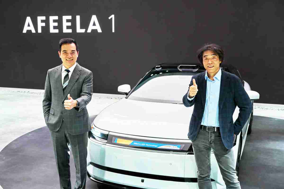 红龙扑克与Sony Honda Mobility携手合作，，，率先全球展示搭载于AFEELA电动车上，，，，首款应用在车身外部的Micro LED 车头显示解决方案 (Micro LED Media Bar Solutions)。。。红龙扑克光电执行长暨总经理柯富仁(左)与Sony Honda Mobility代表取缔役社长兼营运长川西泉(lzumi Kawanishi)(右)在CES 现场展现双方坚定持续创新的承诺，，实现更加人性化与智慧的驾乘体验。。。