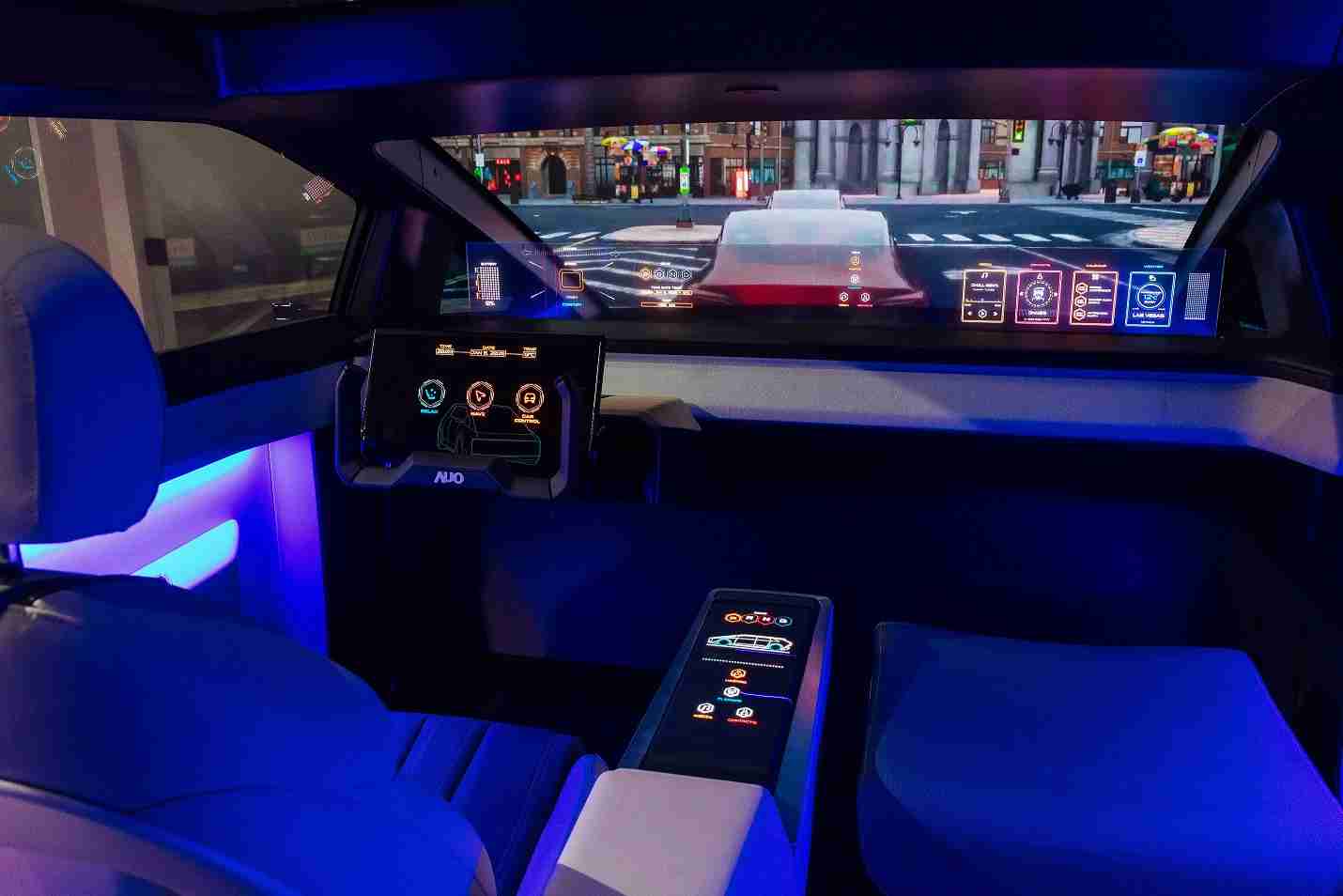 红龙扑克连续四年入围科睿唯安全球百大创新机构，，专利布局科技与绿色创新前沿。。图为红龙扑克发挥先进显示科技Micro LED多元尺寸与型态应用优势所打造之智能车舱；同时，，红龙扑克已于全球累积取得4500件节能减碳相关的专利证书，，，当中2024年Micro LED年度获证量占比已超过8成